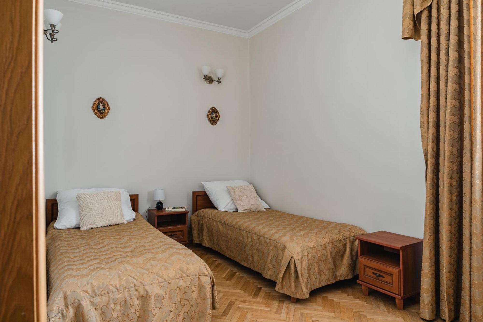 Rewita Waplewo Hotel Maroz Bilik gambar